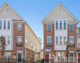 Building Photo - 24 Roosevelt Ave