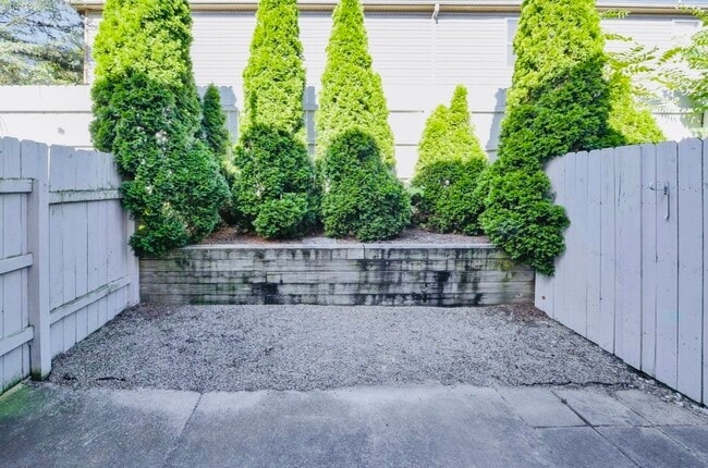 Building Photo - 1223 Rivercrest Dr