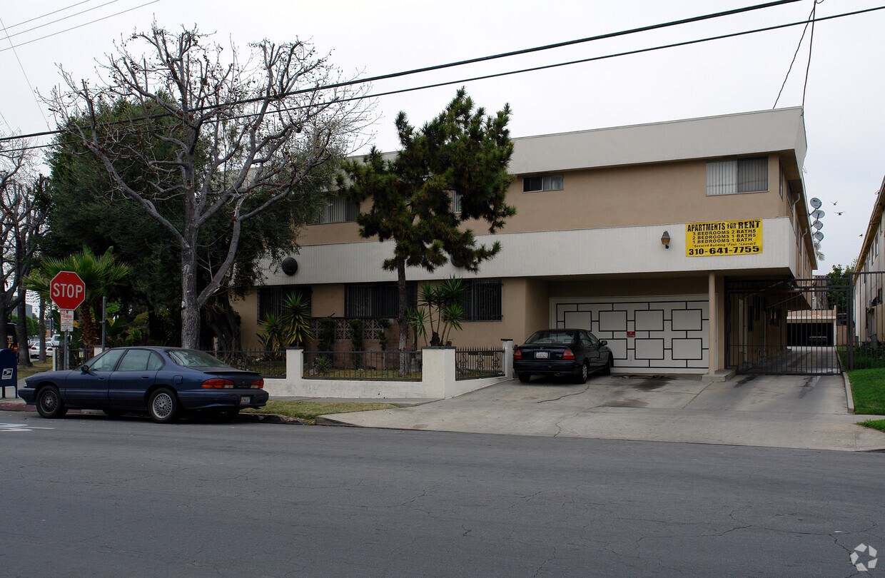 Building Photo - 901 E La Brea Dr
