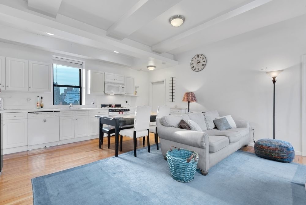 Foto principal - 37 W 8th St