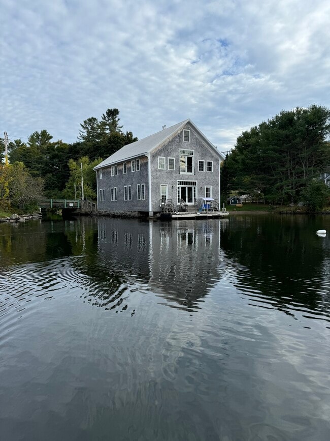 Building Photo - 3 Pond Rd