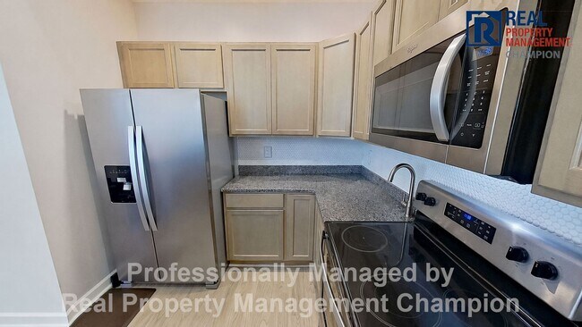 Foto del edificio - Beautiful 3 BD/2 BA End Unit Townhome in Leland