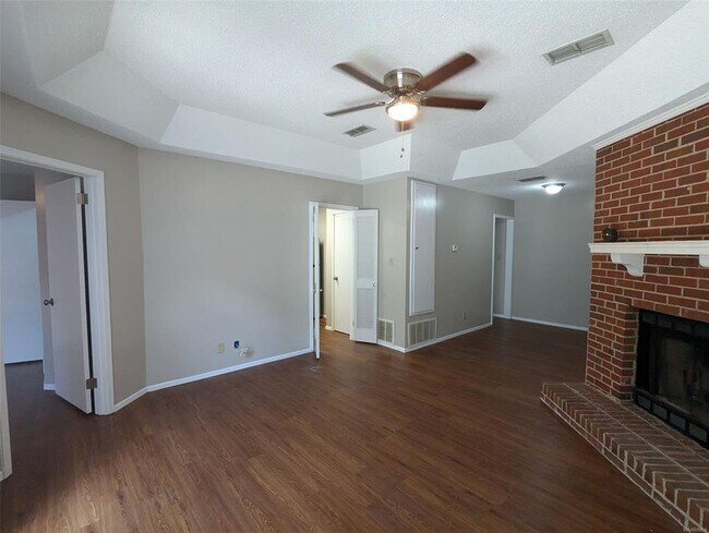 Foto del edificio - 580 Hollow Wood Rd