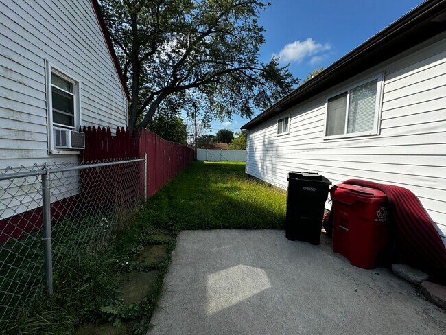 Foto del edificio - 3 Bed 1.5 Bath Home In Roseville
