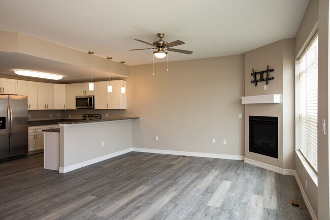 Building Photo - 3 Bedroom Luxury Townhome in Northgate