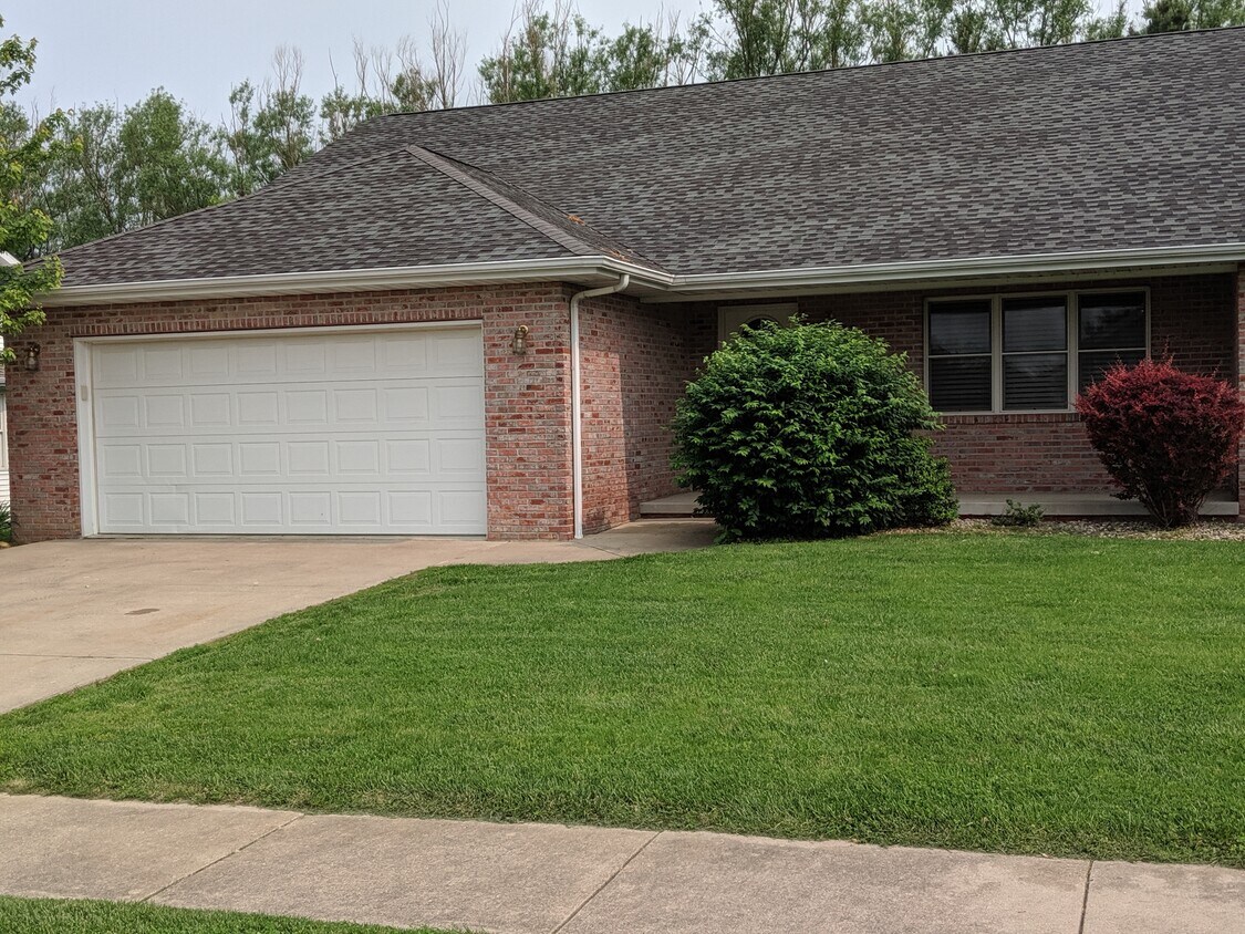 1041 Winter Haven St, Morton, IL 61550 Townhouse for Rent in Morton