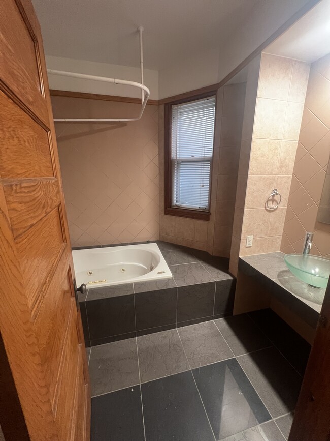 Bathroom - 2916 W Diversey Ave