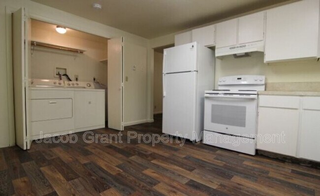 Building Photo - 1382 E Poplar St
