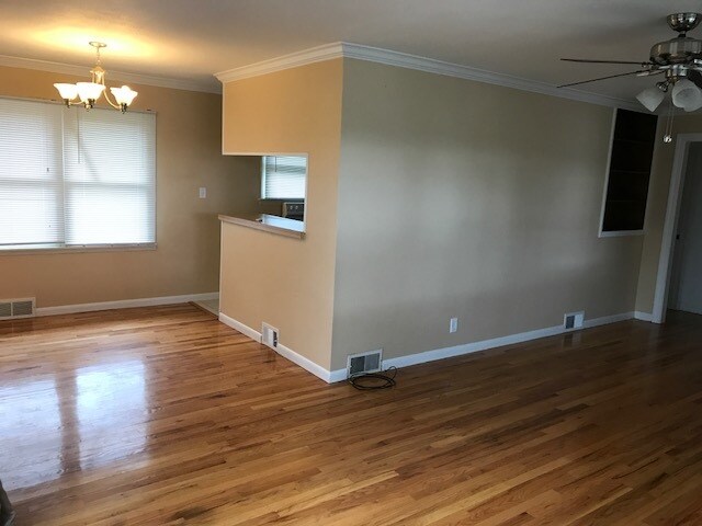 Foto del edificio - 1521 W Coffman Ave