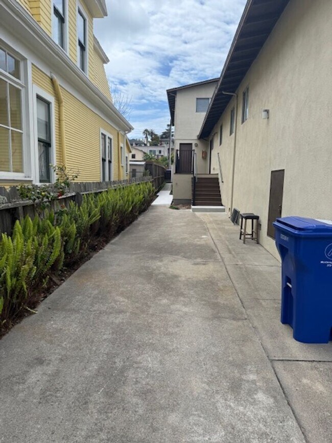 Foto del edificio - Large Three bedroom two bath home walking distance to downtown Monterey, DLI, MIIS and the Warf