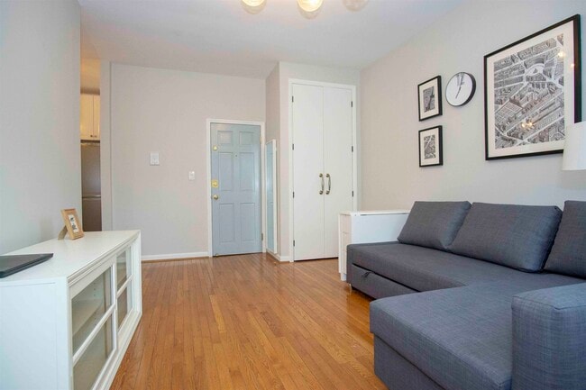 Building Photo - 271 York St