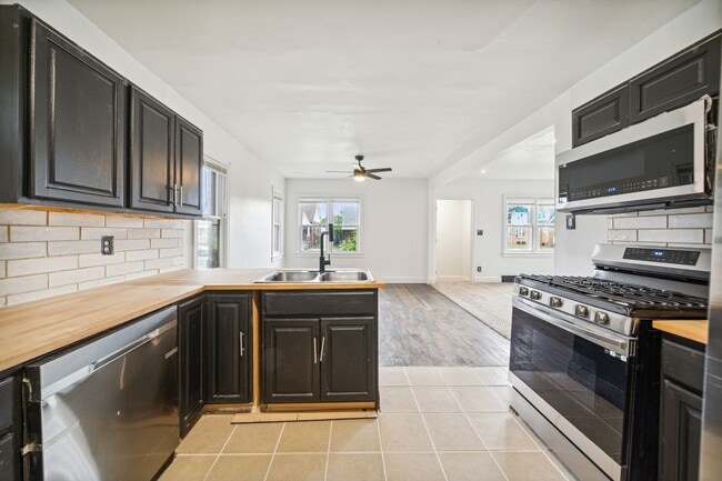 Building Photo - $1,350.00/month - 3 Bed 2 Bath