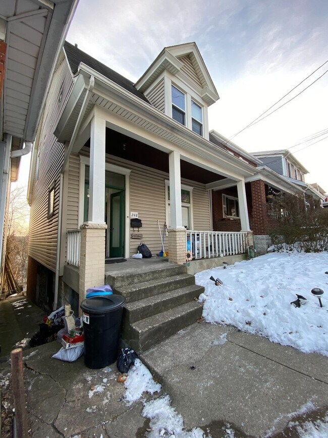 Building Photo - AVAILABLE MAY 2026 - Spacious 2 Bedroom Mt Washington Home!