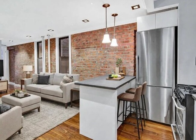 Building Photo - 166 Mulberry St