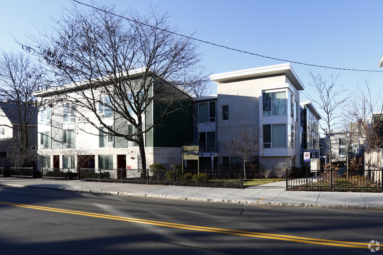 Primary Photo - Lincoln Way Apartments