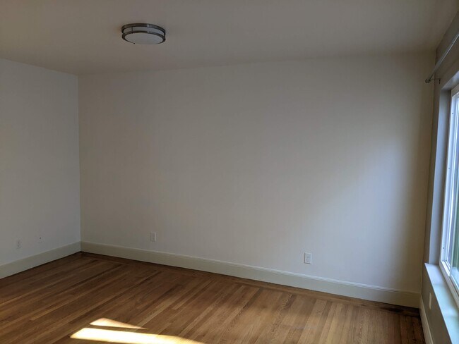 Living Room photo 1 - 1525 Powell St
