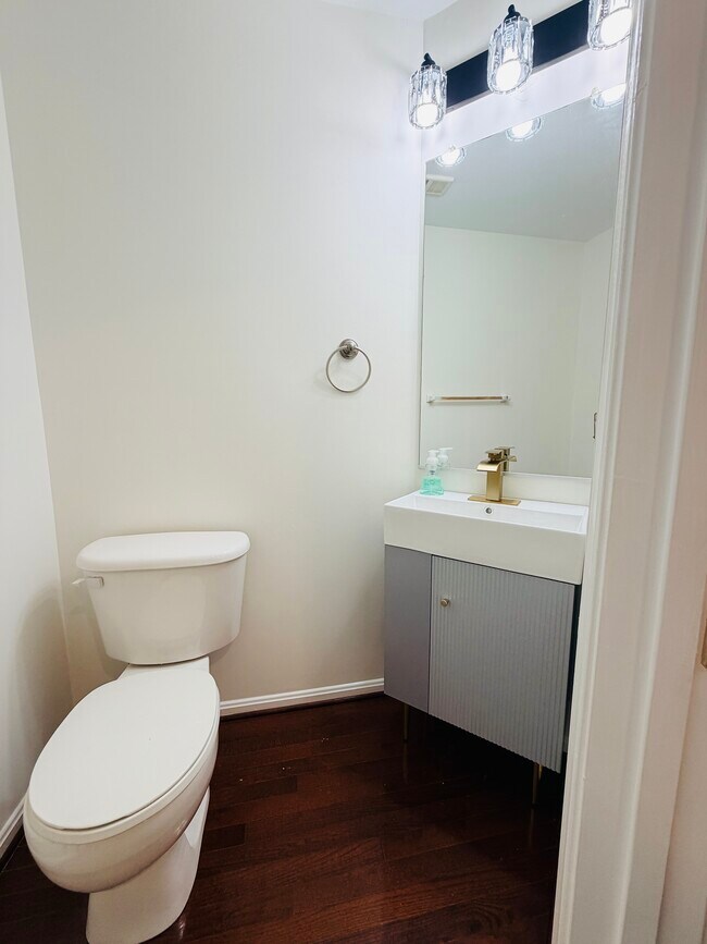 Medio baño en la planta principal - 5943 Roth Ct