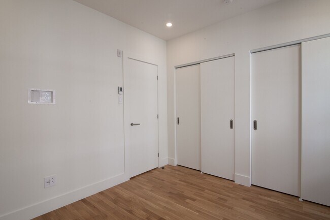 Building Photo - 3495 Av. Van Horne