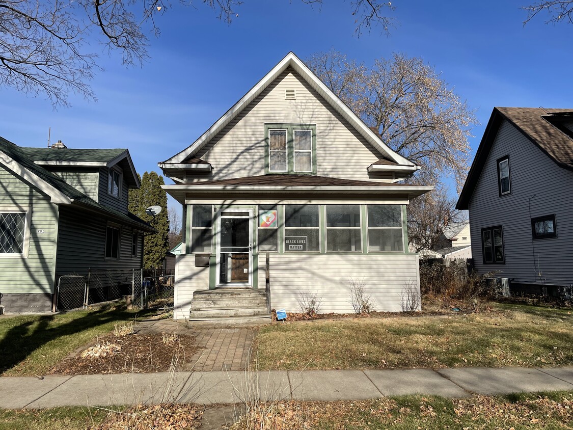 La casa está ocupada actualmente, pronto se añadirán fotos interiores. - 787 Edmund Ave