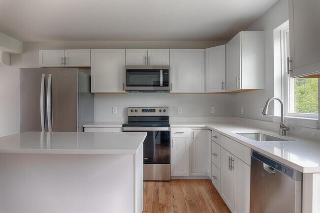 Building Photo - 7 Thomas Dr
