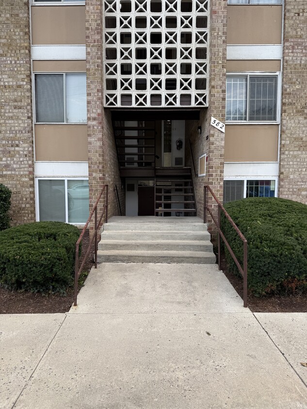 Building - 582 Wilson Bridge Dr