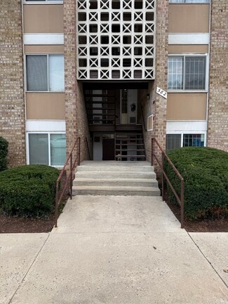 Building - 582 Wilson Bridge Dr