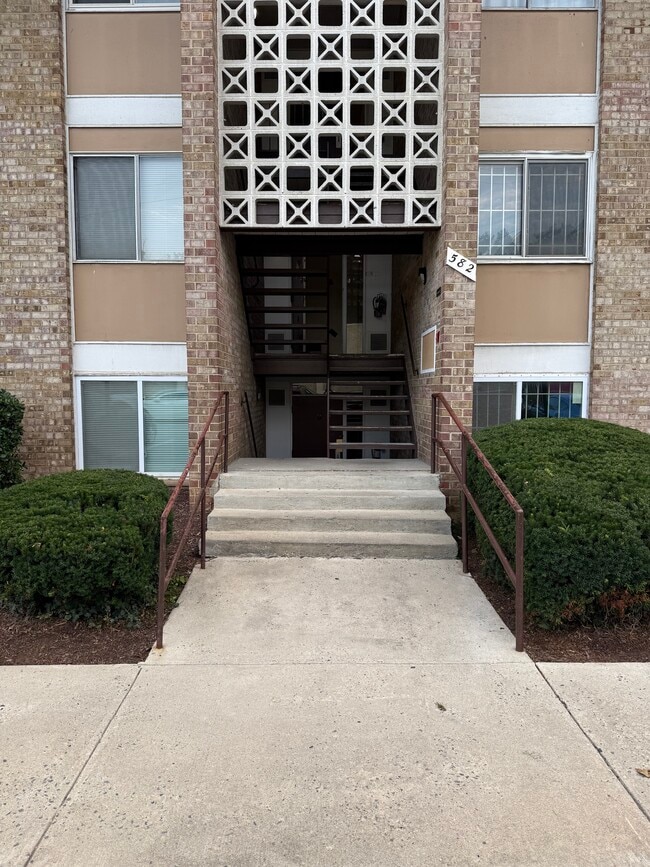 Building - 582 Wilson Bridge Dr
