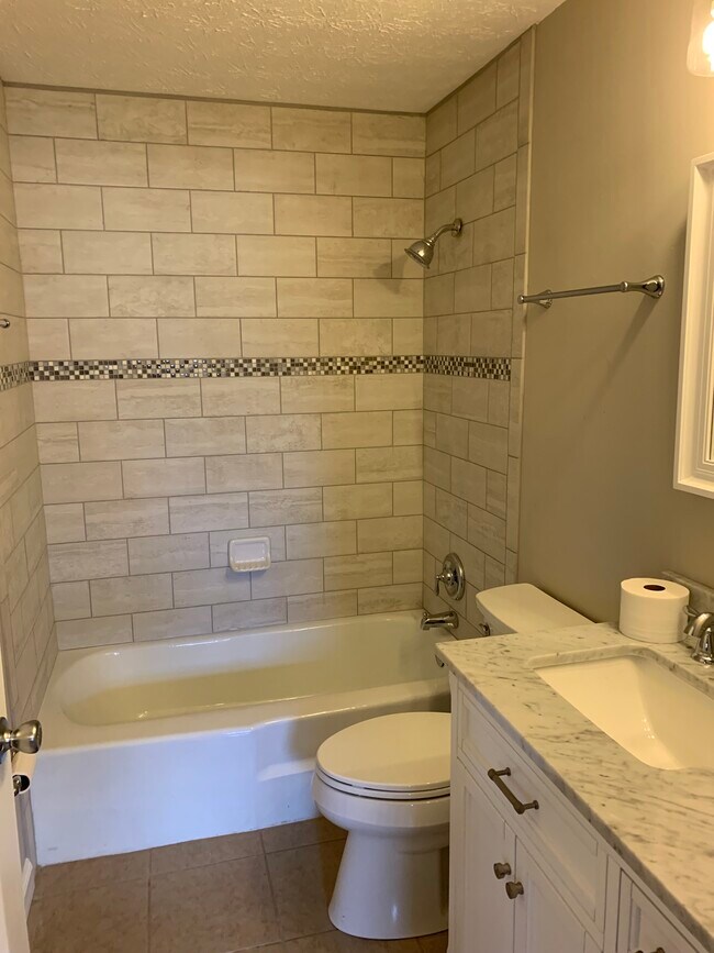 Building Photo - 3461 Village Green Dr