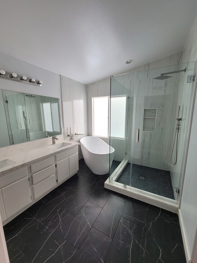 Foto principal - 11559 Compass Point Dr N