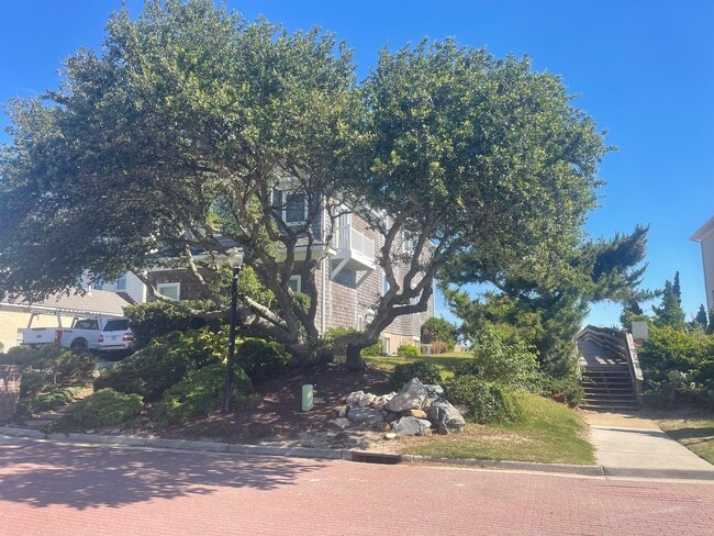 Building Photo - 3840 Bay Oaks Pl