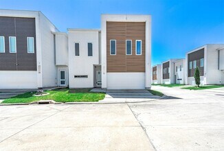 Building Photo - 5519 Paraiso Pl