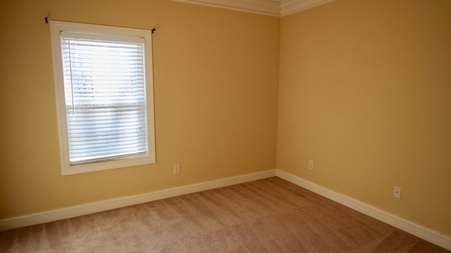 Building Photo - 3 bed/2 bath home
