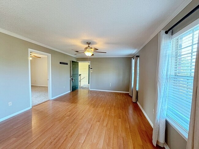 Foto del edificio - 2 Bedroom Upstairs Condo off Jefferson Hwy