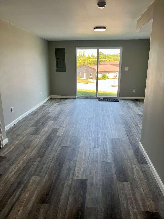 Área de estar en el sótano recién terminada con salida al exterior - 312 Crestview Dr