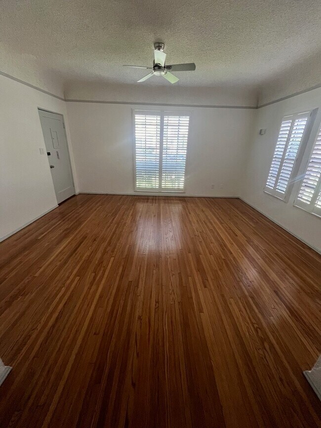 Living Room - 4313 Garthwaite Ave