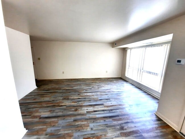 Building Photo - Long Reach Village – Renovated 2BR Condo