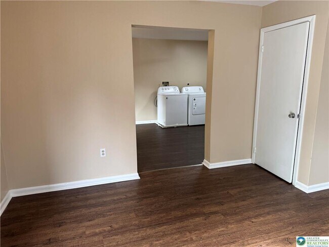 Foto del edificio - 1538 E 8th St