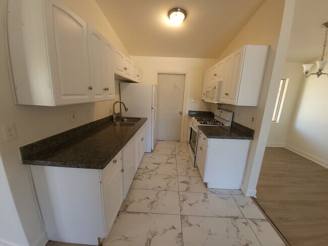 Foto del edificio - CUTE & AFFORDABLE HOME ON WEST SIDE!