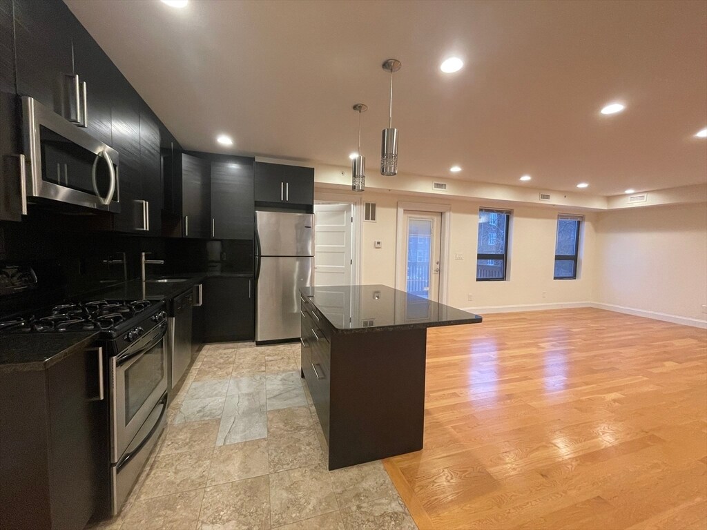Primary Photo - 1616 Beacon St