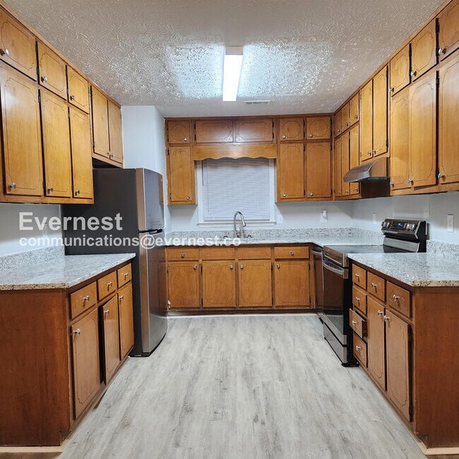 Foto del edificio - 3 Bed, 2 Bath Home with Garage / Pet-Friendly / Coming Soon!