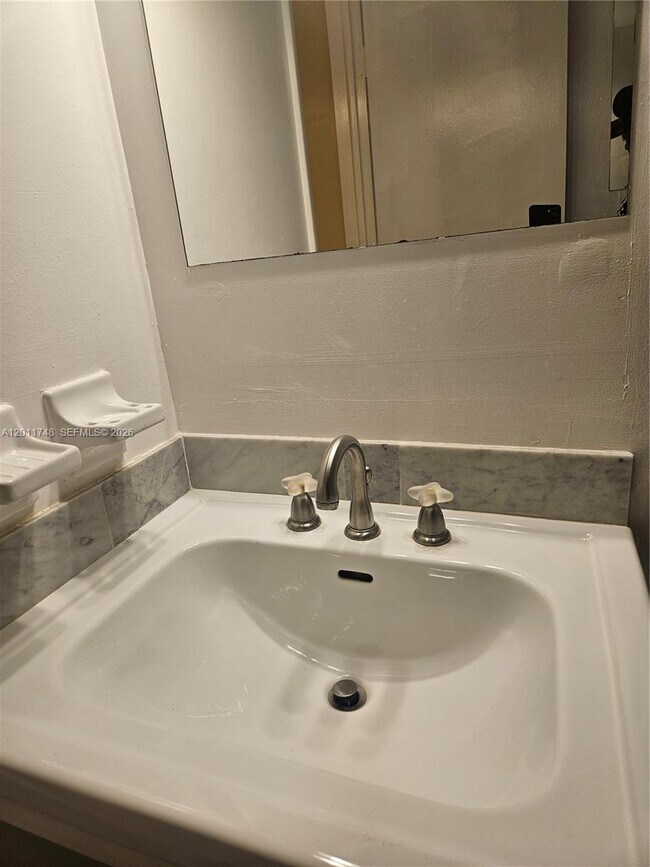 Foto del edificio - 7561 NW 16th St