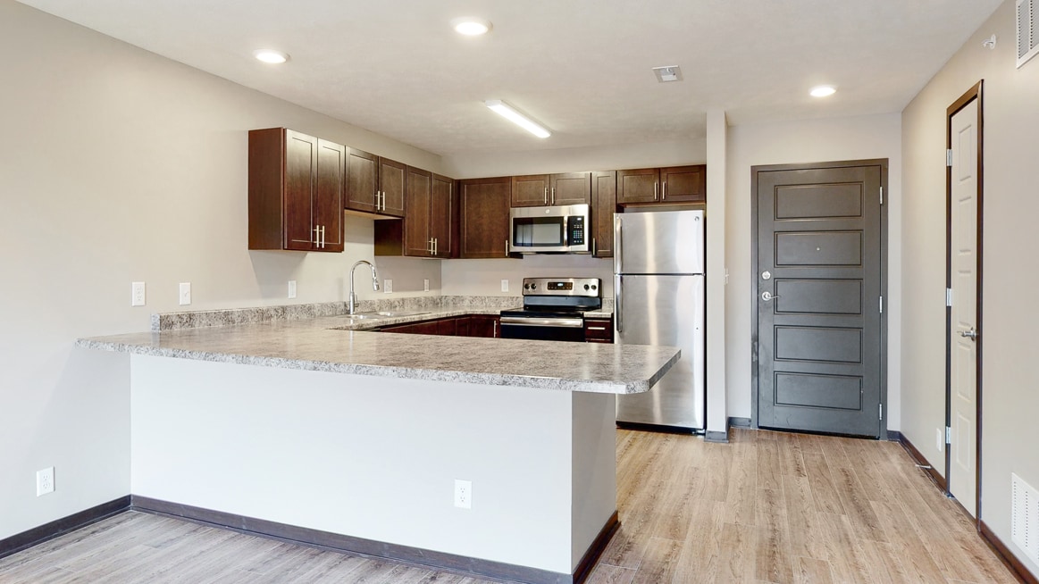 Nuestra cocina de arce completamente renovada. - Northridge Heights Apartments