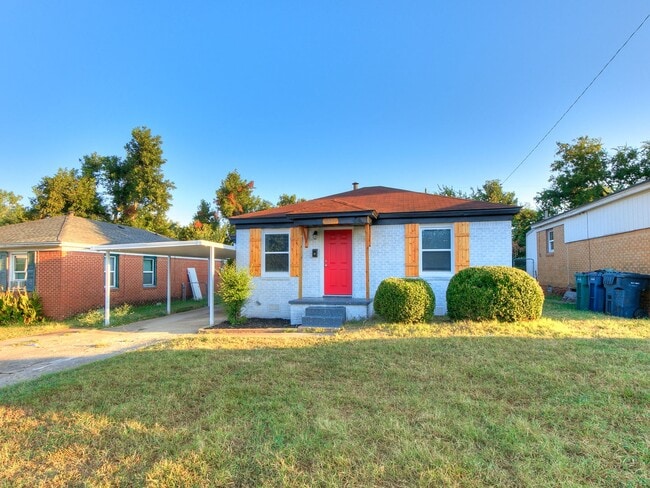 Building Photo - Freshly Renovated | 3 Bed | 2 Bath | Large...