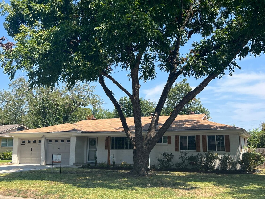 Custom Remodeled Home on a Tree lined street in Benbrook!! Bonus Room could be game room extra l... - Custom Remodeled Home on a Tree lined street in Benbrook!!  Bonus Room could be game room extra l...