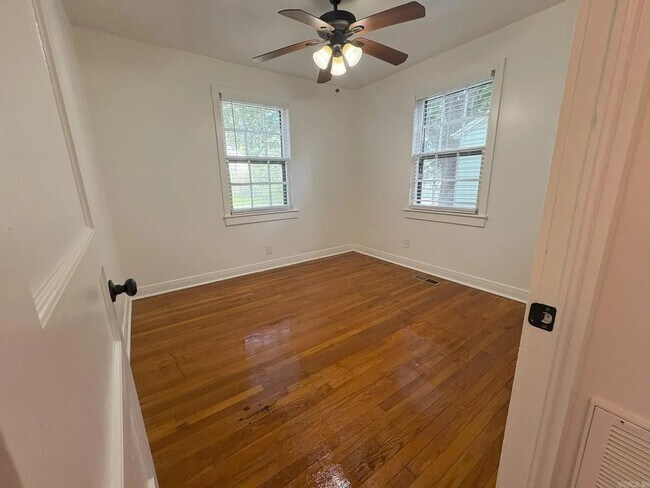 Foto del edificio - 204 N Tyler St