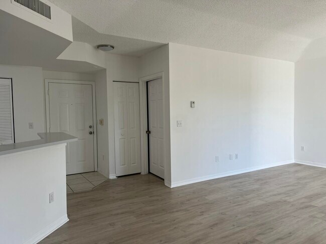 Building Photo - 5024 Lantana Rd