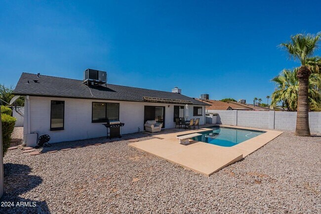 Foto del edificio - Modern 3 bed home with POOL!