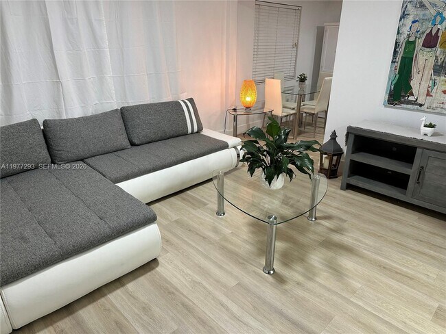 Foto del edificio - 3522 NE 166th St