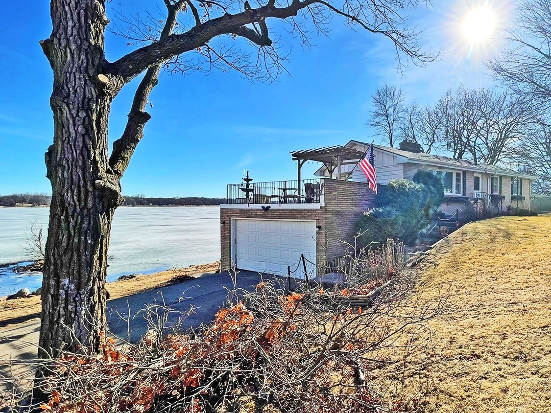 Primary Photo - Spacious and Charming LAKEFRONT Home with ...