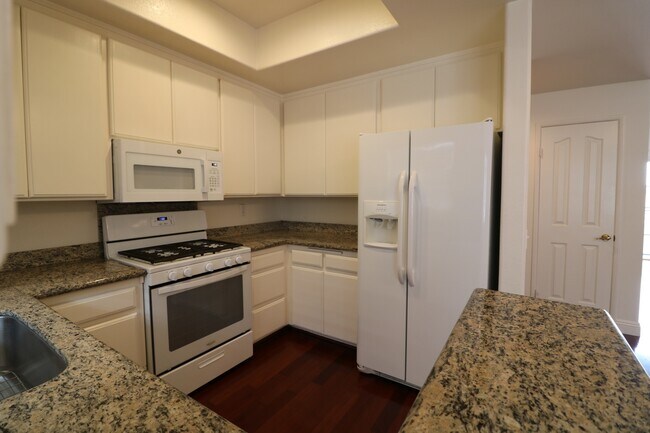 Foto del edificio - 4455 Hazeltine Ave
